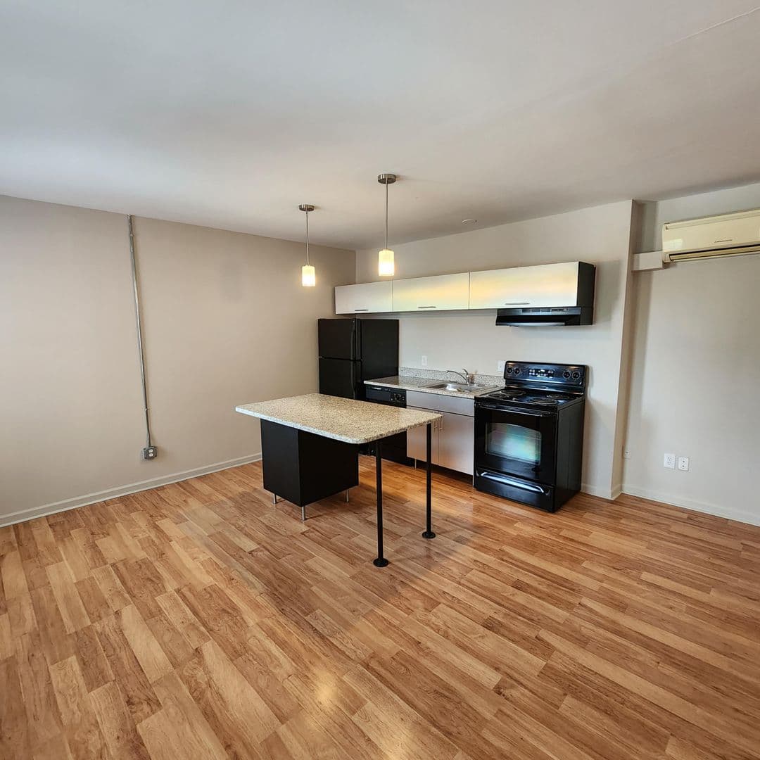 Royal Oak Apartment: 310 W Sixth St