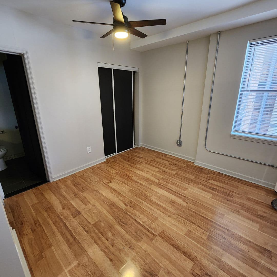 Royal Oak Apartment: 310 W Sixth St
