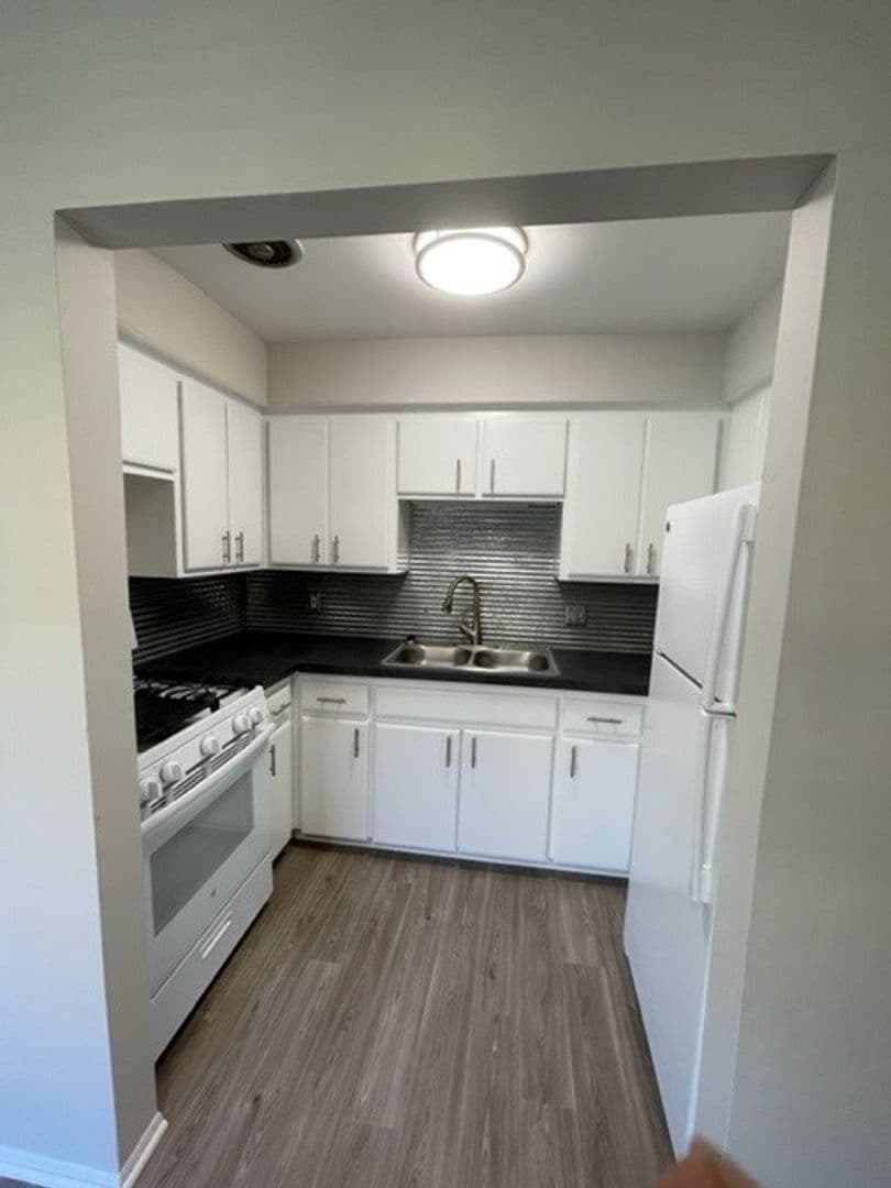 Milford Apartment: 855 E. Commerce Street