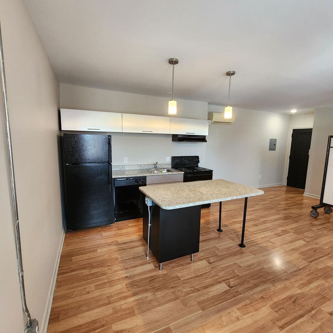 Royal Oak Apartment: 310 W Sixth St