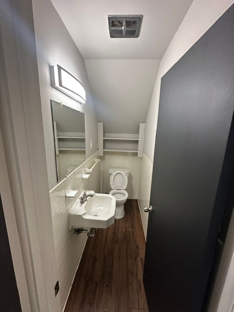 Royal Oak Apartment: 325 E Sixth Street