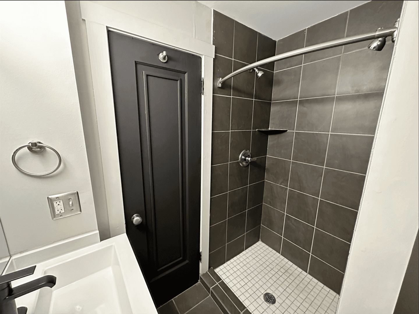 Royal Oak Apartment: 310 W Sixth St