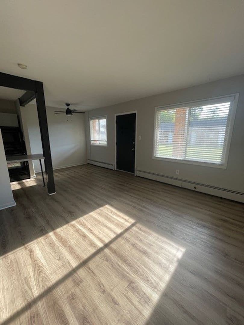 Royal Oak Apartment: 1923 Crooks Road