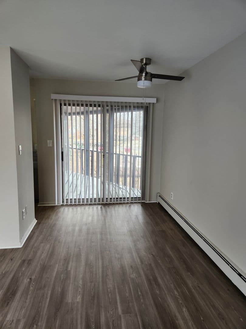 Royal Oak Apartment: 1923 Crooks Rd