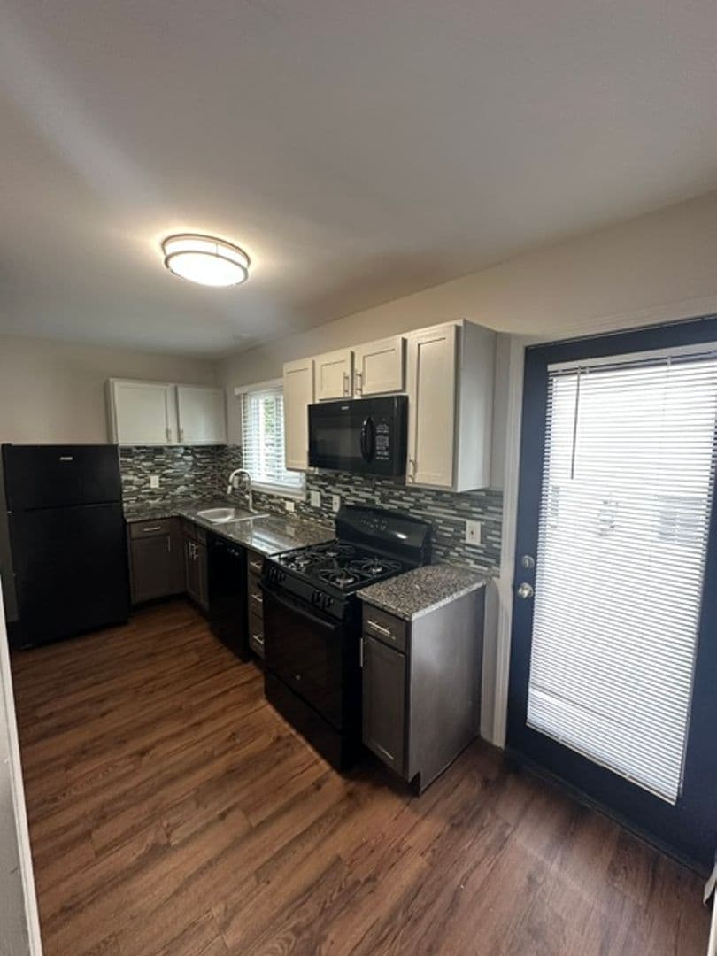 Royal Oak Apartment: 325 E Sixth Street