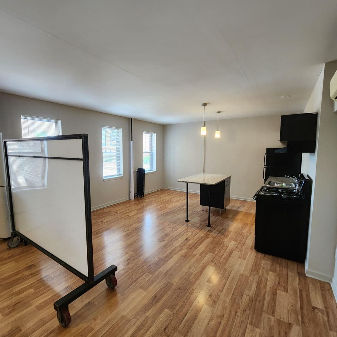 Royal Oak Apartment: 310 W Sixth St