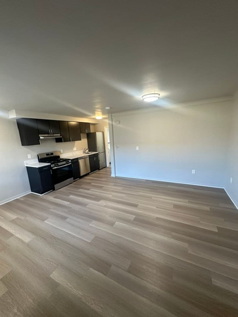Royal Oak Apartment: 3830 Devon Rd