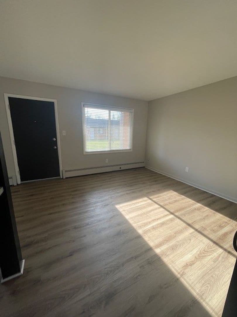 Royal Oak Apartment: 1923 Crooks Road