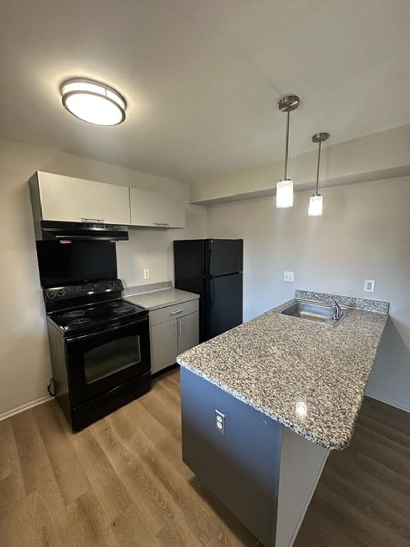 Royal Oak Apartment: 1923 Crooks Rd