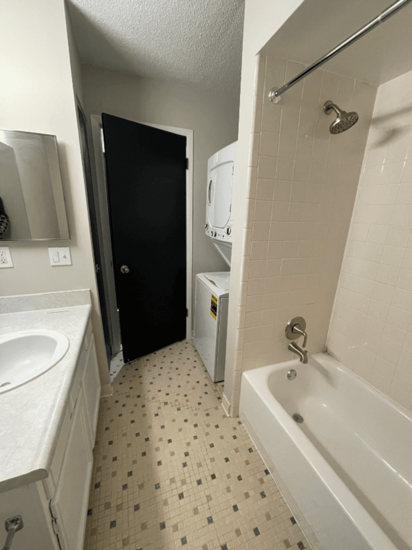Royal Oak Apartment: 4031 Crooks Road