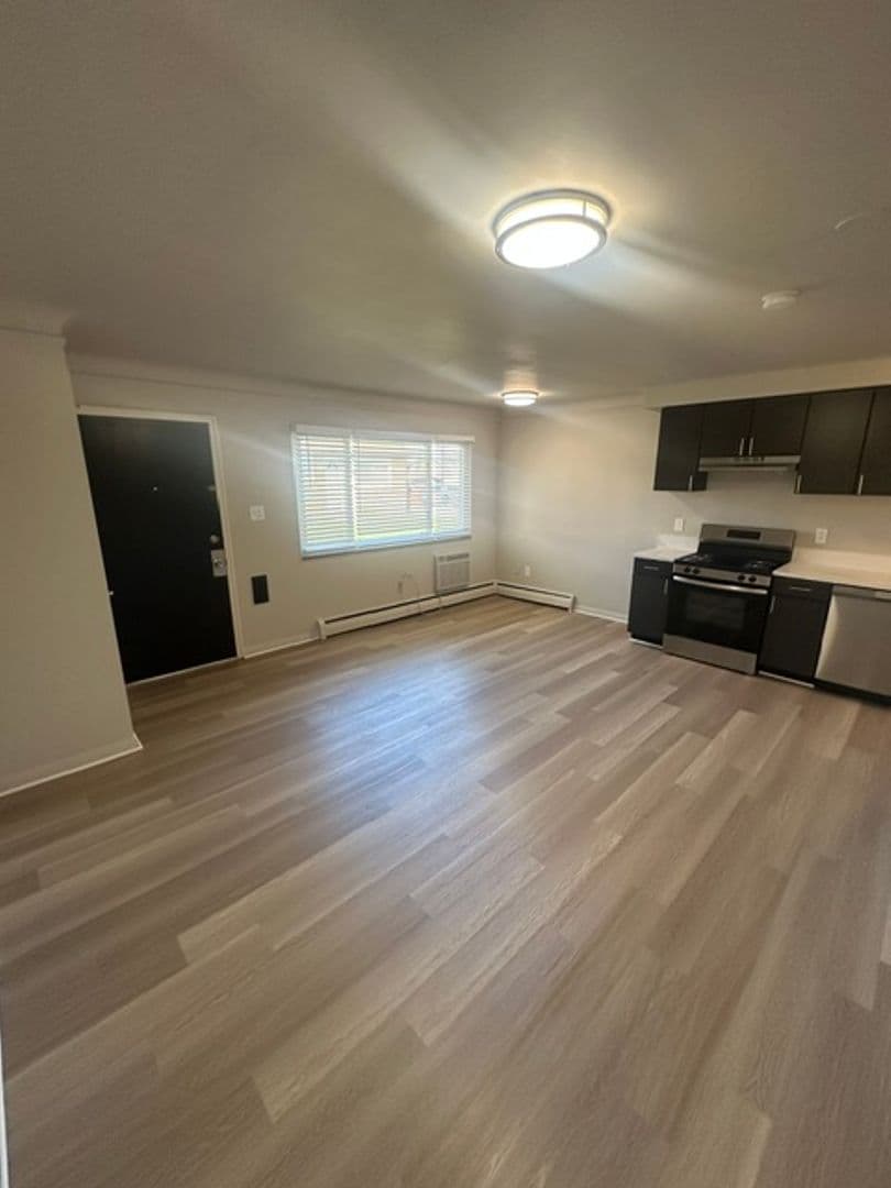 Royal Oak Apartment: 3830 Devon Rd