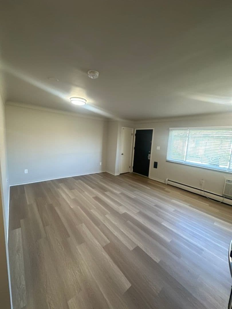 Royal Oak Apartment: 3830 Devon Rd
