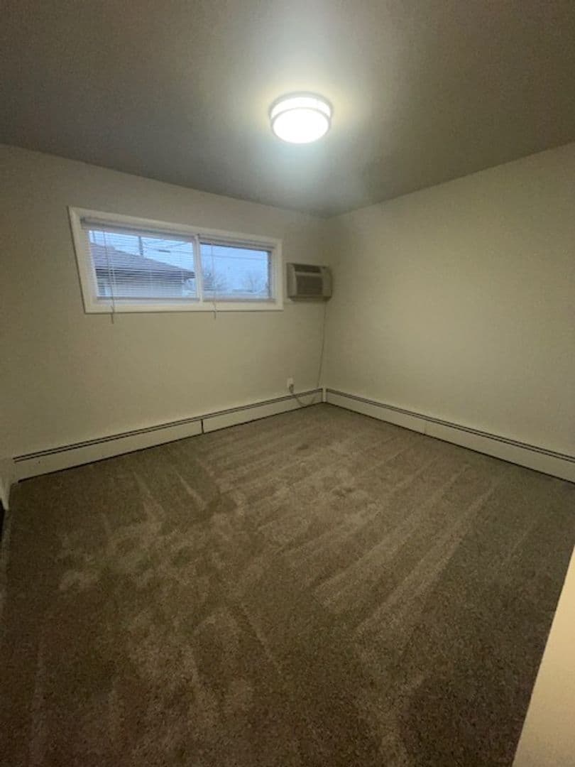 Royal Oak Apartment: 1923 Crooks Road