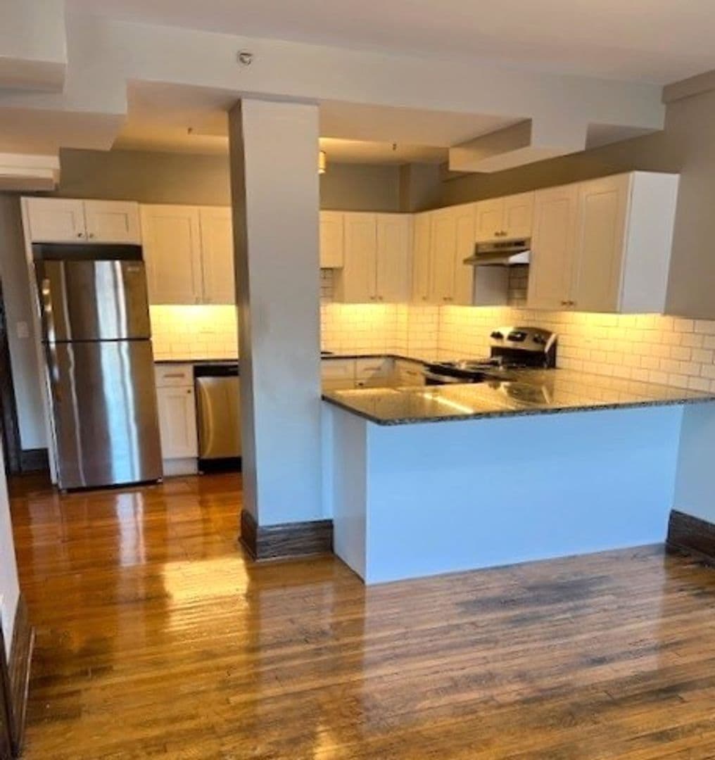 Detroit Apartment: 14 Charlotte St