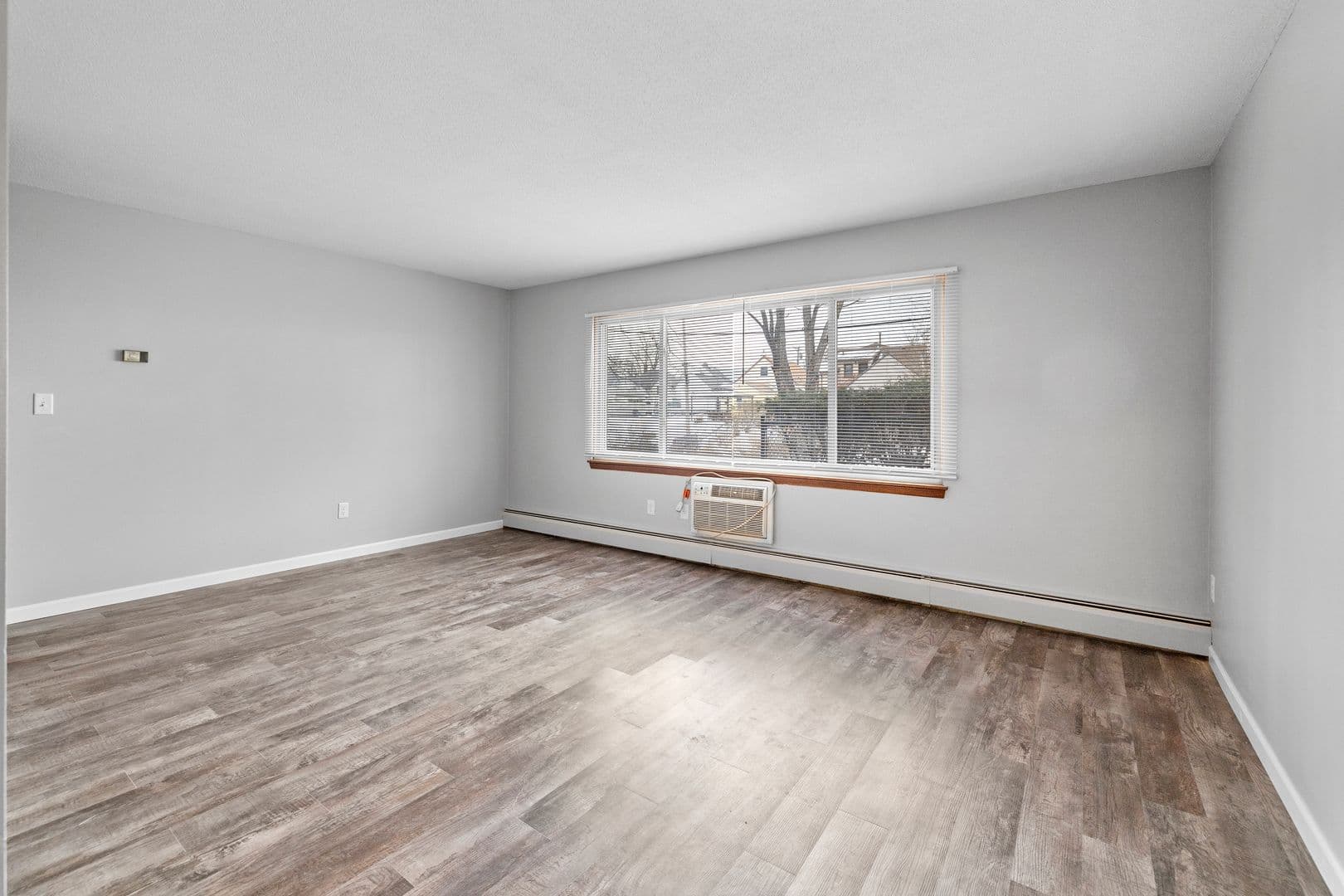 West St. Paul Apartment: 848 Dodd Road
