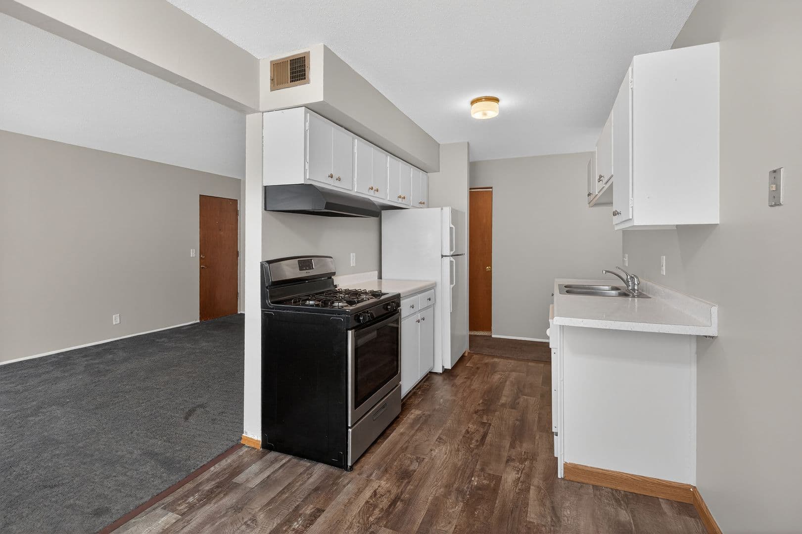 Hopkins Apartment: 105 13th Ave S
