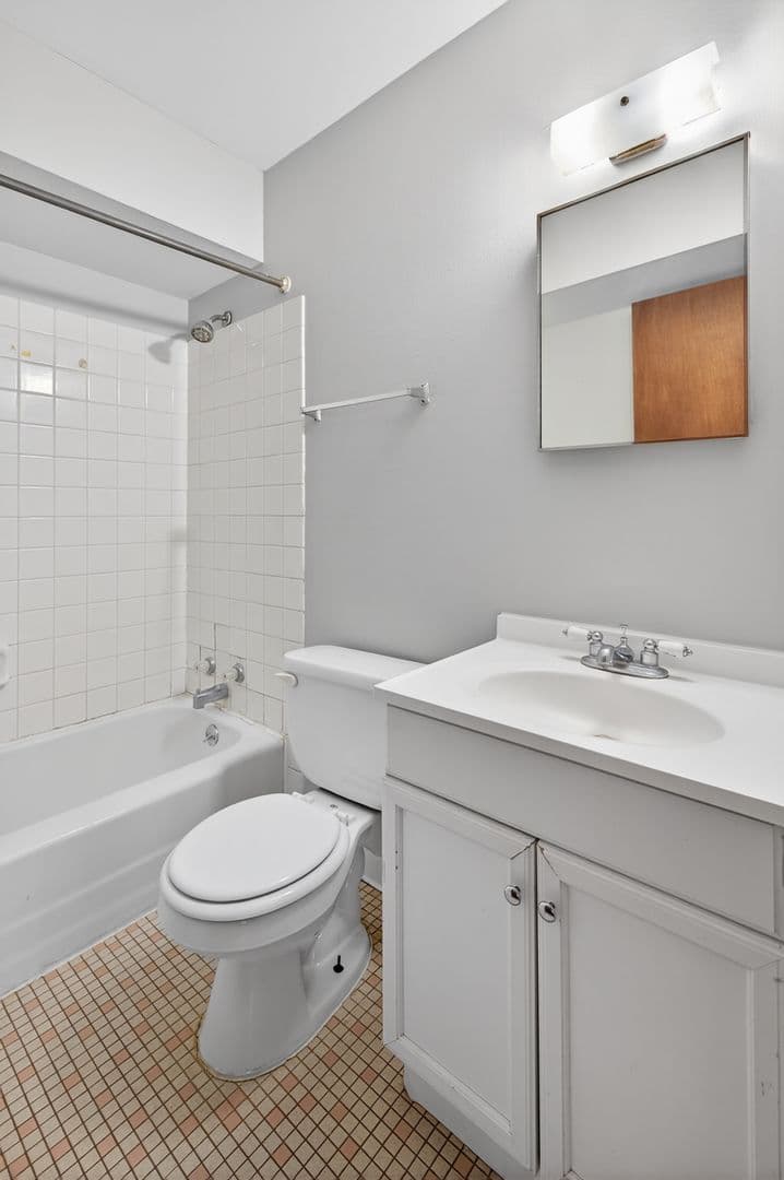 Hopkins Apartment: 105 13th Ave S