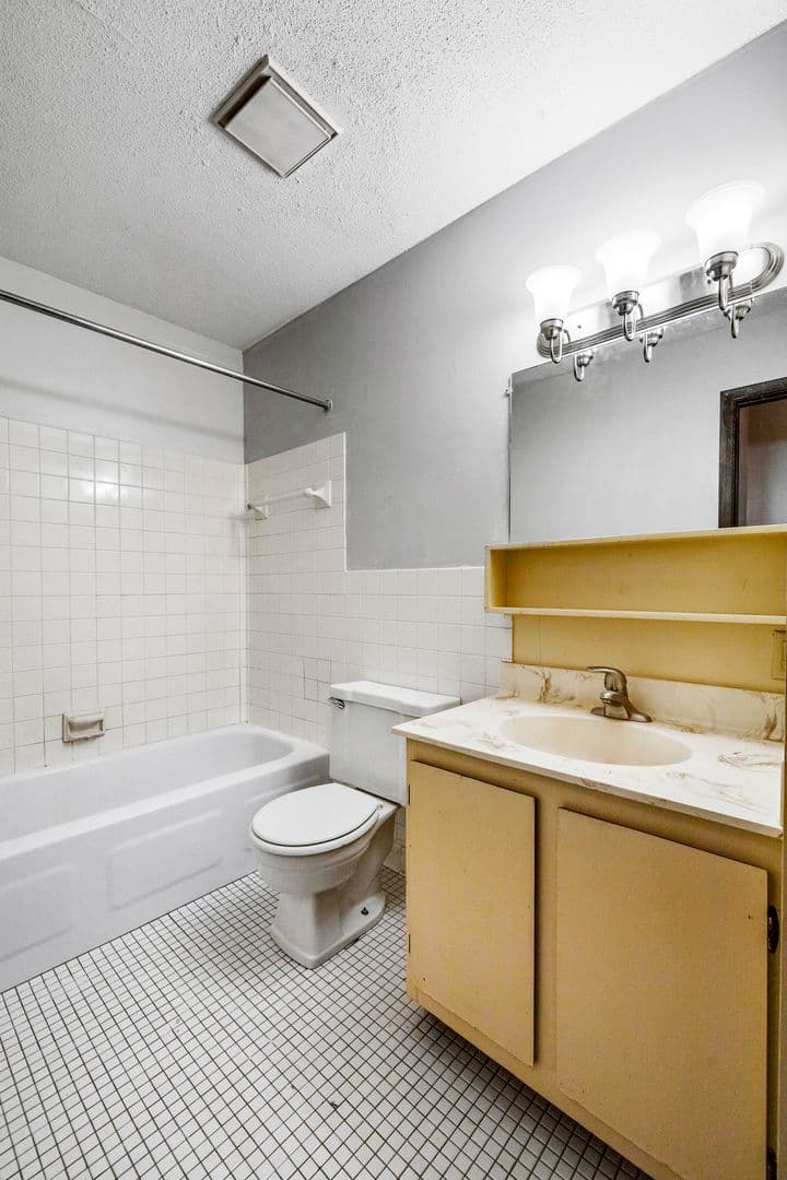 West St. Paul Apartment: 848 Dodd Road