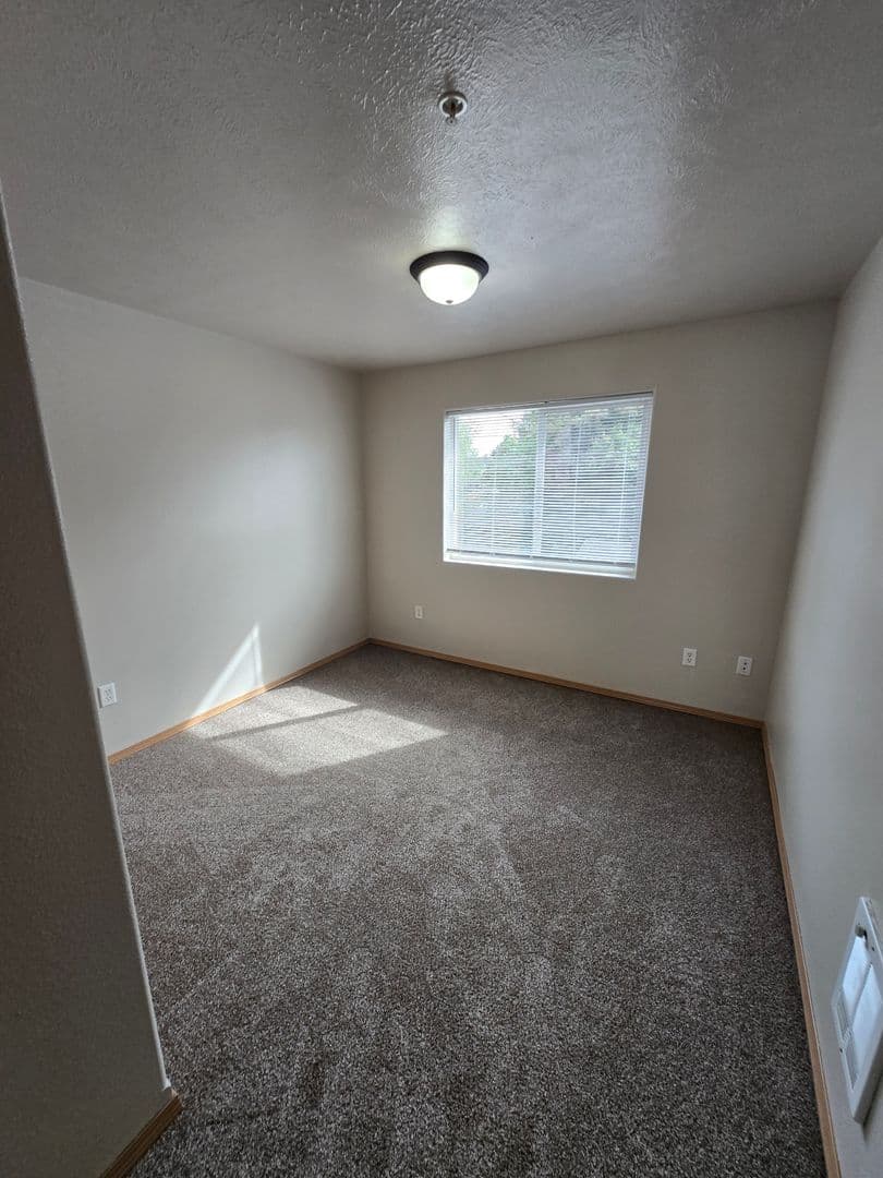 Spokane Valley Apartment: Twin Pines Apartments