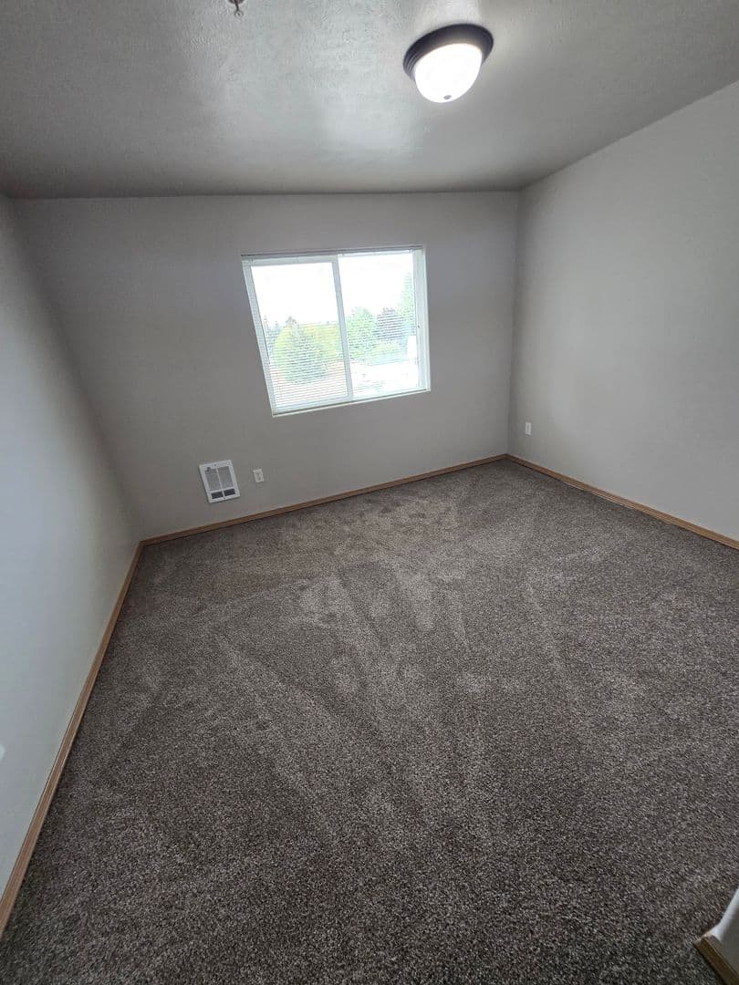 Spokane Valley Apartment: Twin Pines Apartments