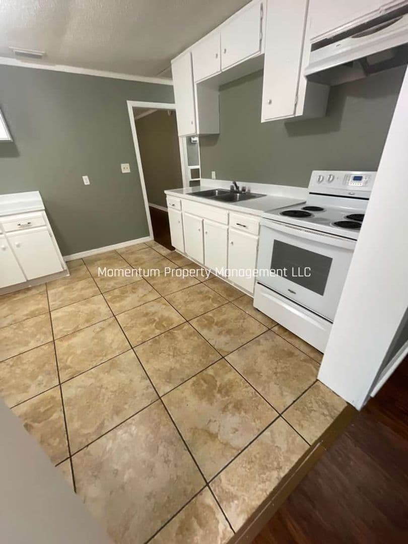 Lakeland House: 1124 N Brunnell Parkway