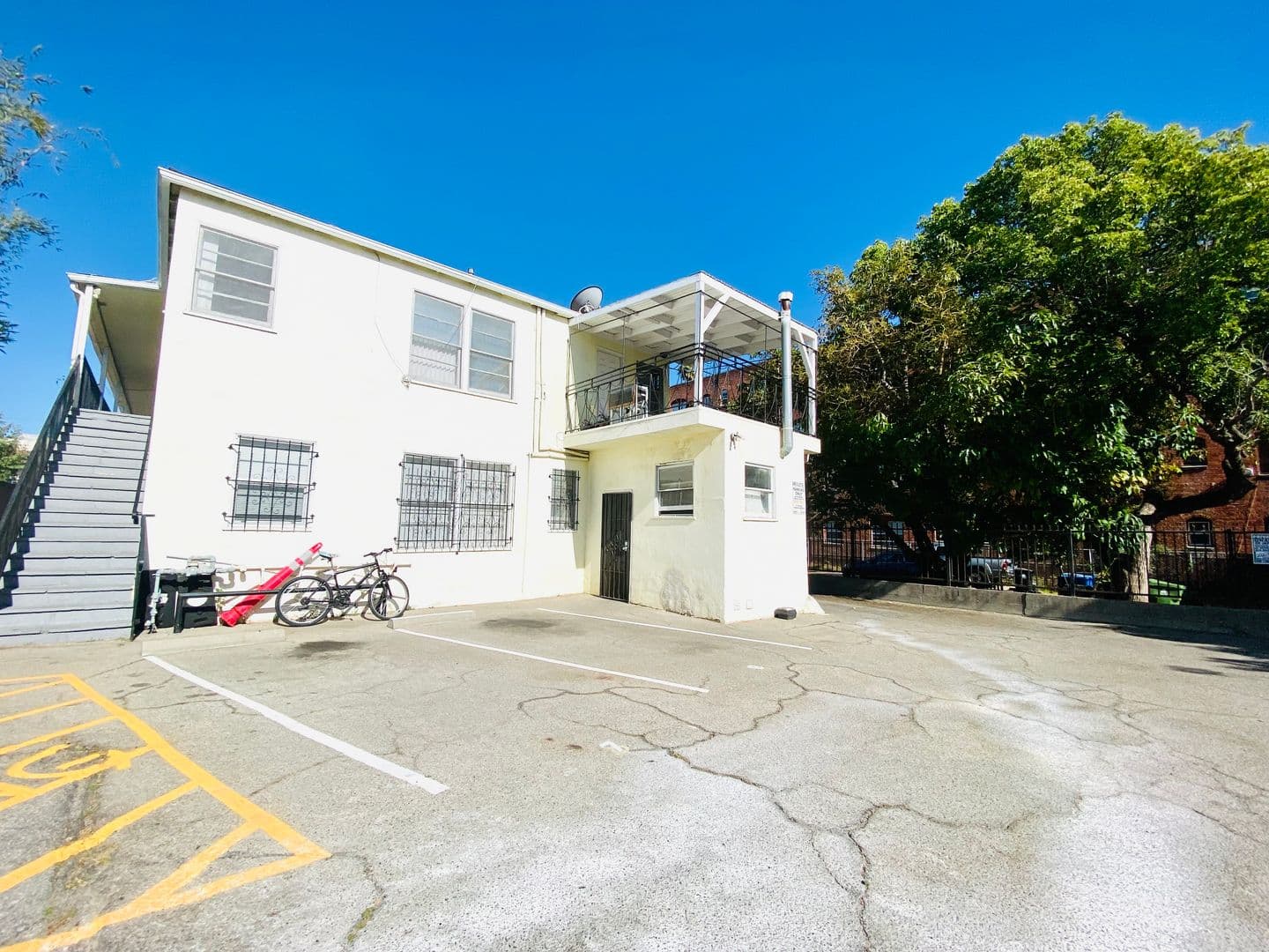 Los Angeles Apartment: 1249 N Edgemont Street