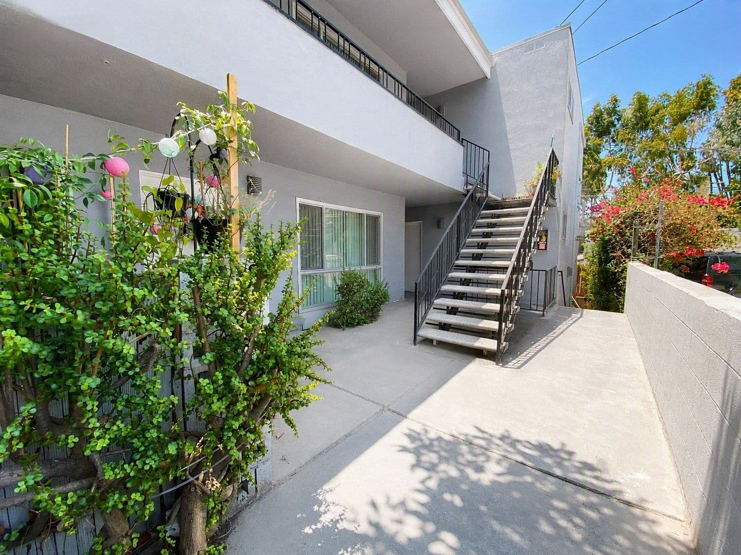 Los Angeles Apartment: 1851 Winona Blvd (Chatelet)