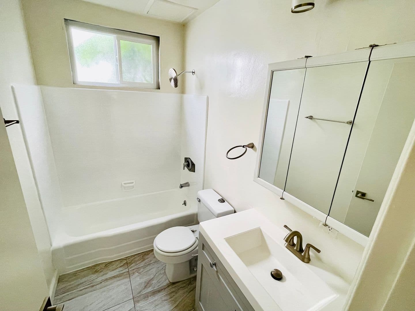 Los Angeles Apartment: 3721 Mentone Ave