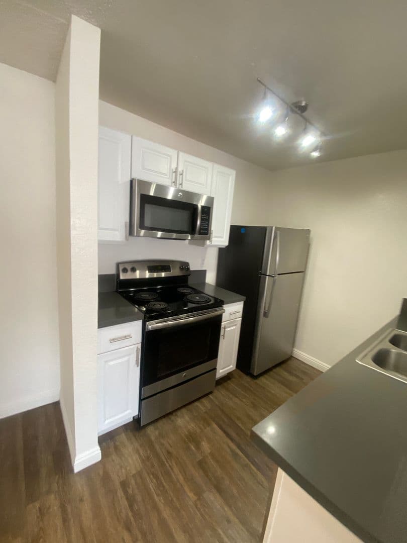 Los Angeles Apartment: 4124 Eagle Rock Blvd