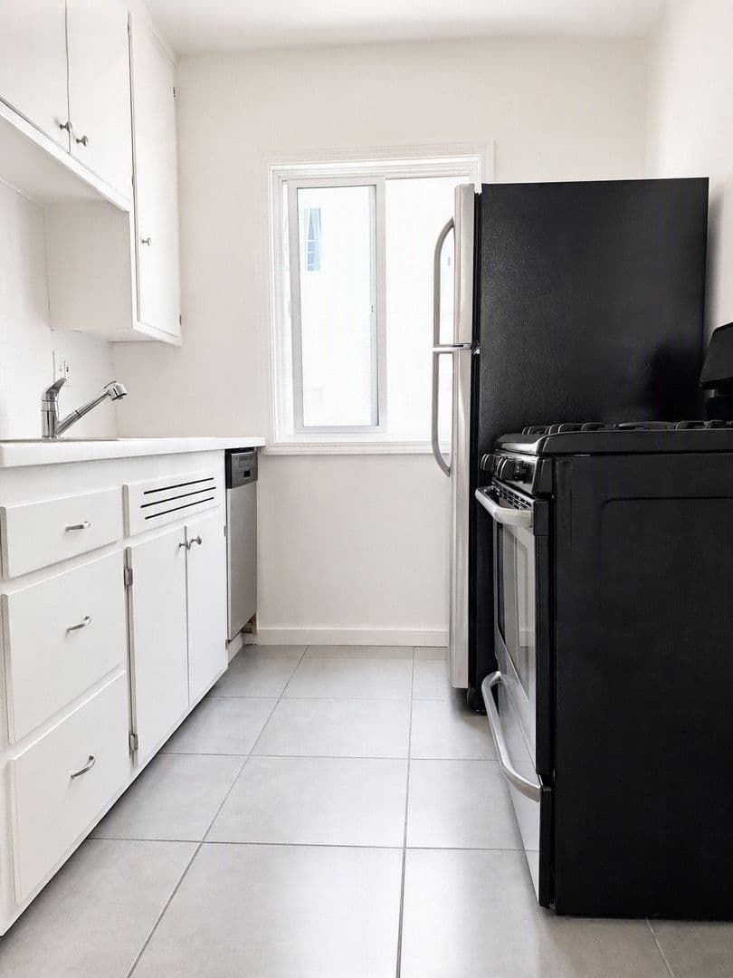 Los Angeles Apartment: 1851 Winona Blvd (Chatelet)