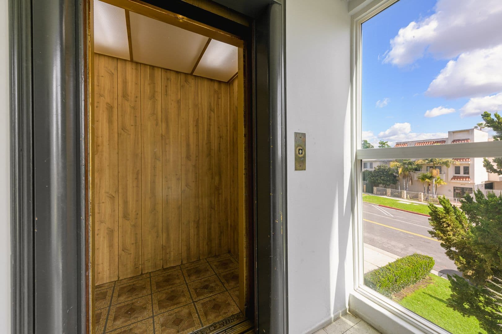 Los Angeles Apartment: 1847 Winona Blvd