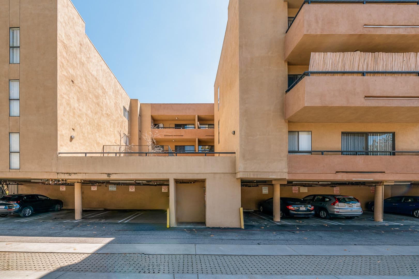 Burbank Apartment: 1725 Grismer Ave