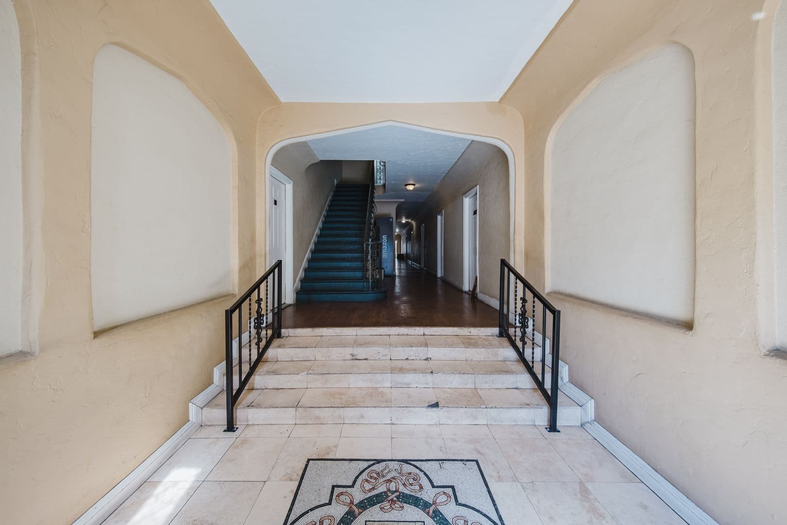 Los Angeles Apartment: 654 S Dunsmuir Ave
