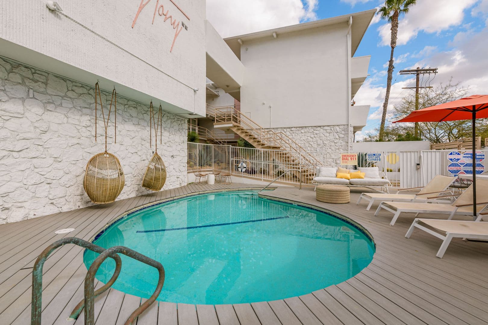Los Angeles Apartment: 6871 Franklin Ave