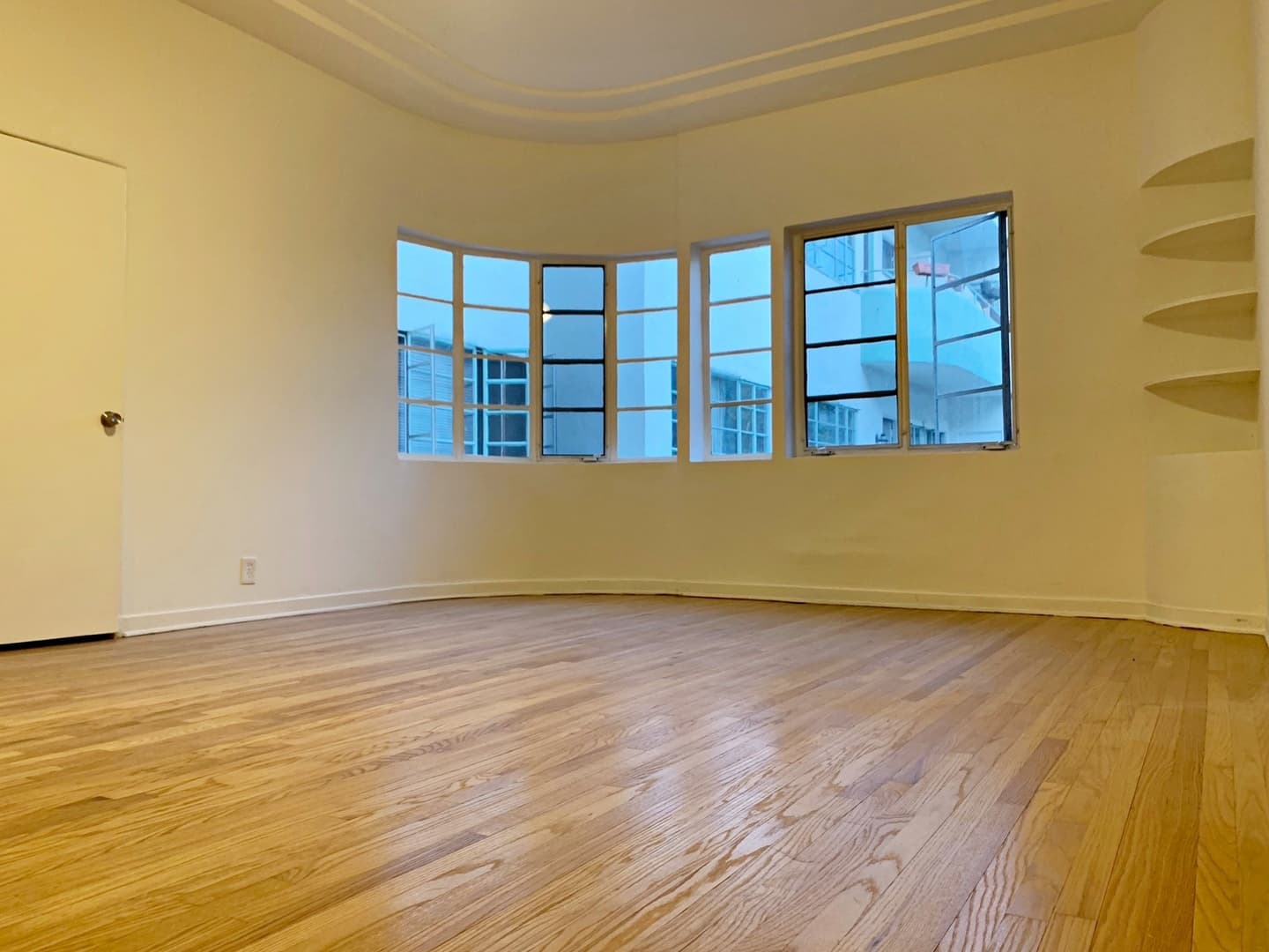 Los Angeles Apartment: 909 S Serrano Ave