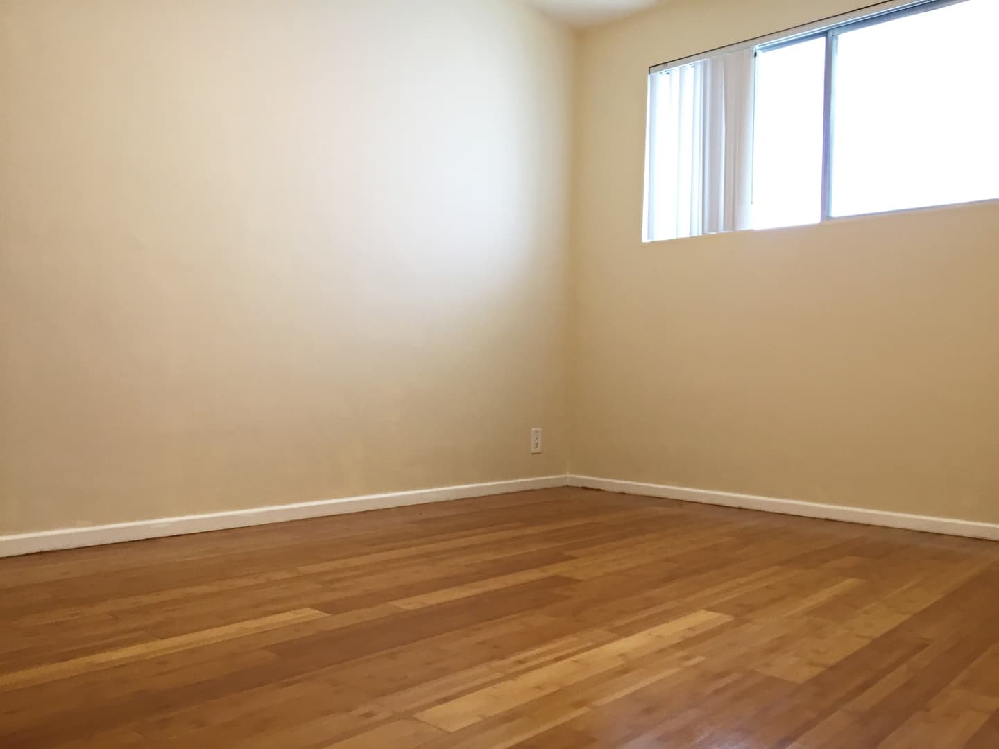 Los Angeles Apartment: 933 N Wilcox Ave