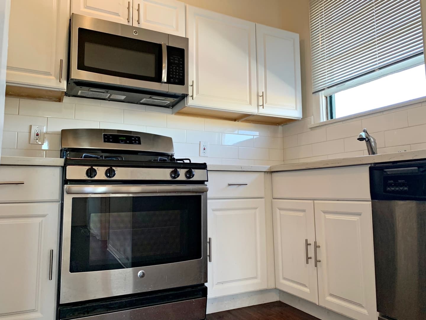 Los Angeles Apartment: 1525 Cassil Place