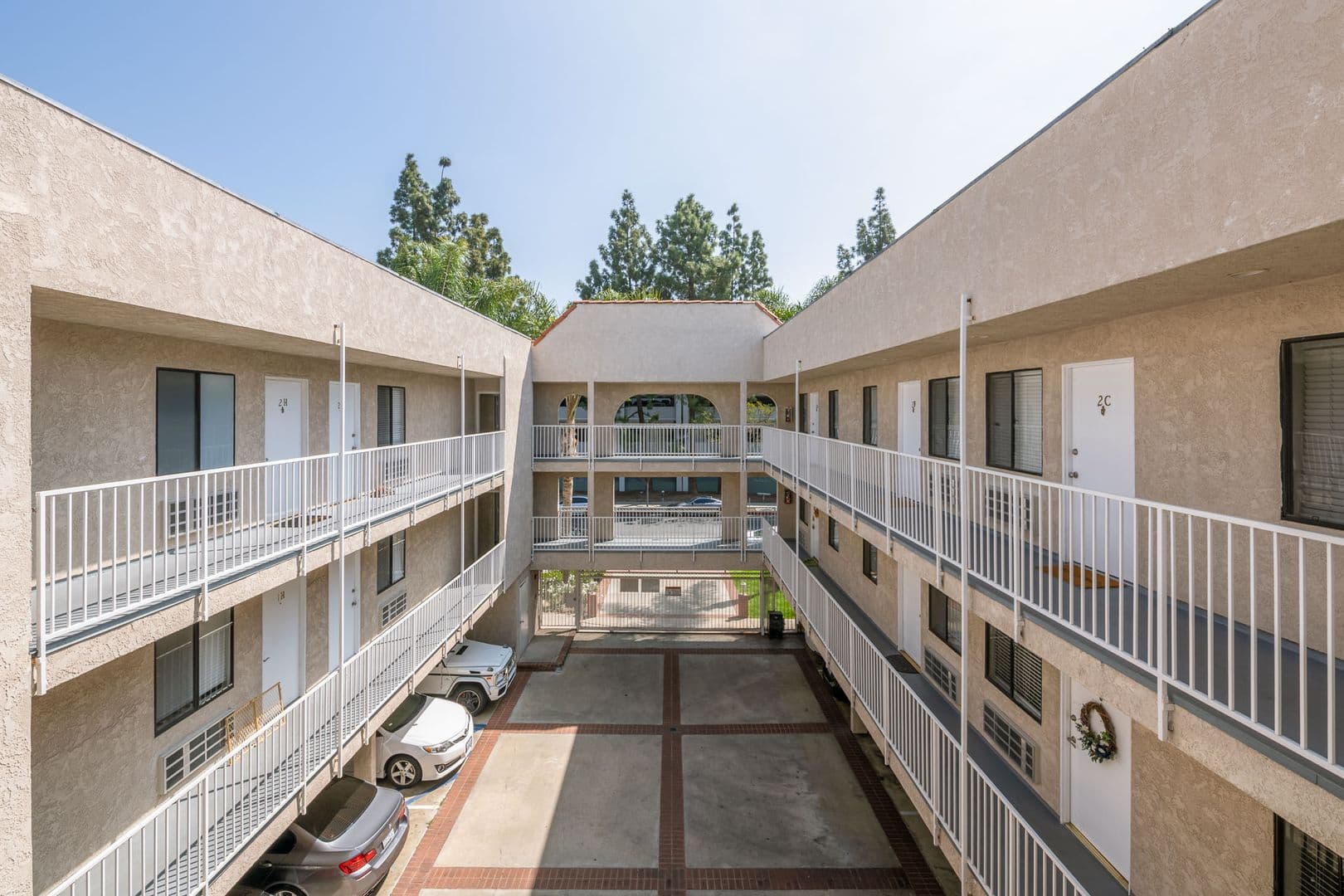 Los Angeles Apartment: 1535 N Kenmore Ave
