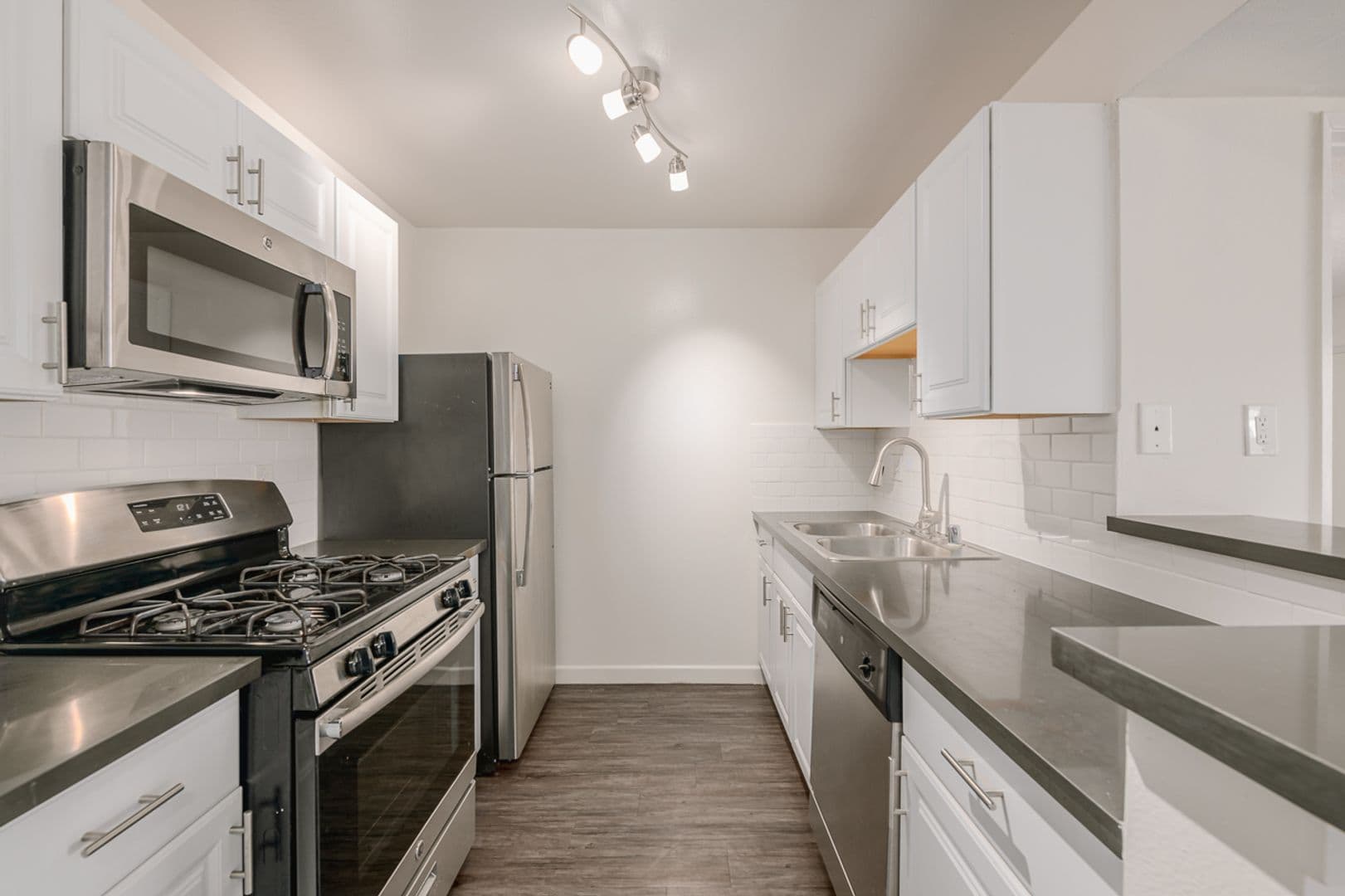 Burbank Apartment: 1725 Grismer Ave