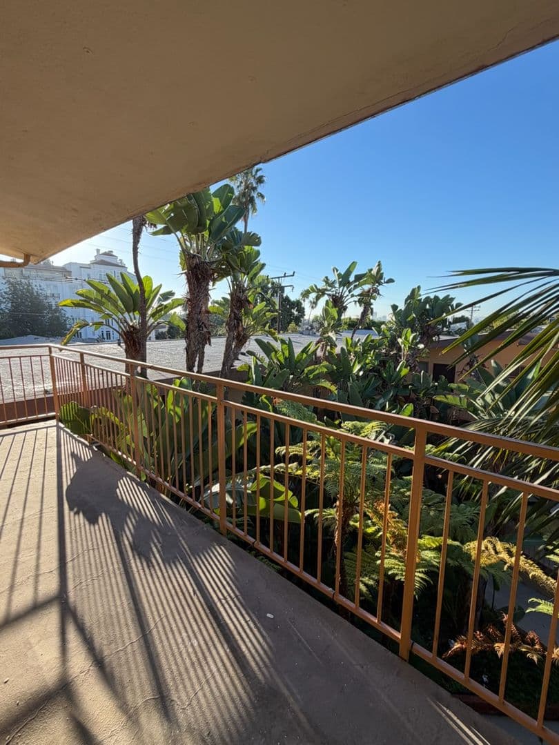 West Hollywood Apartment: 1326 N Flores Street