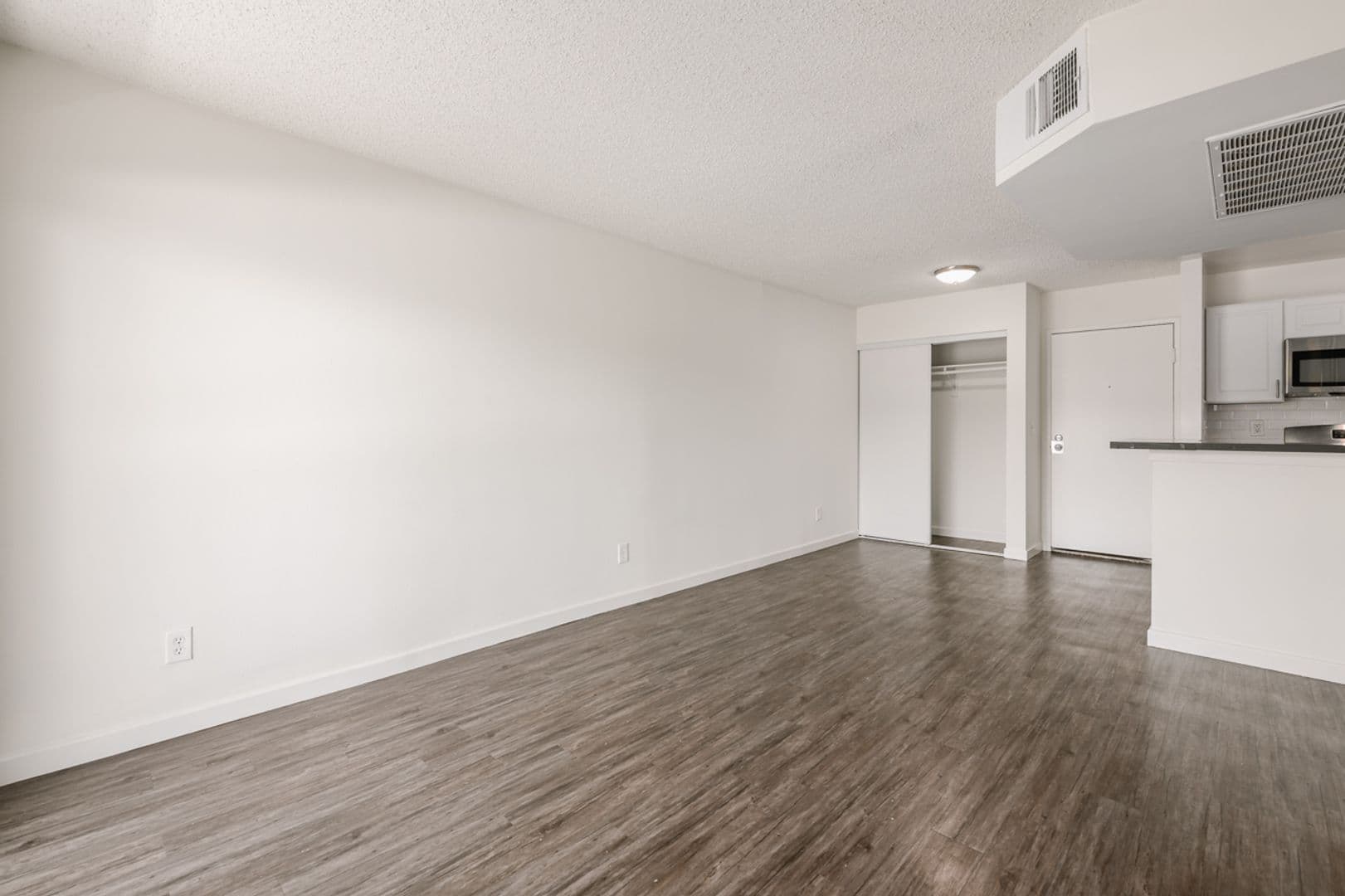 Burbank Apartment: 1725 Grismer Ave