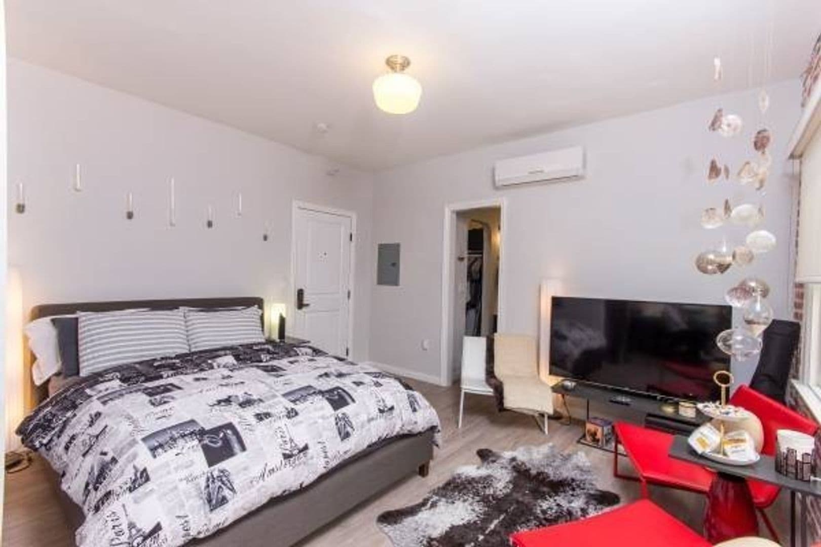 Los Angeles Apartment: 412 S Lake Street