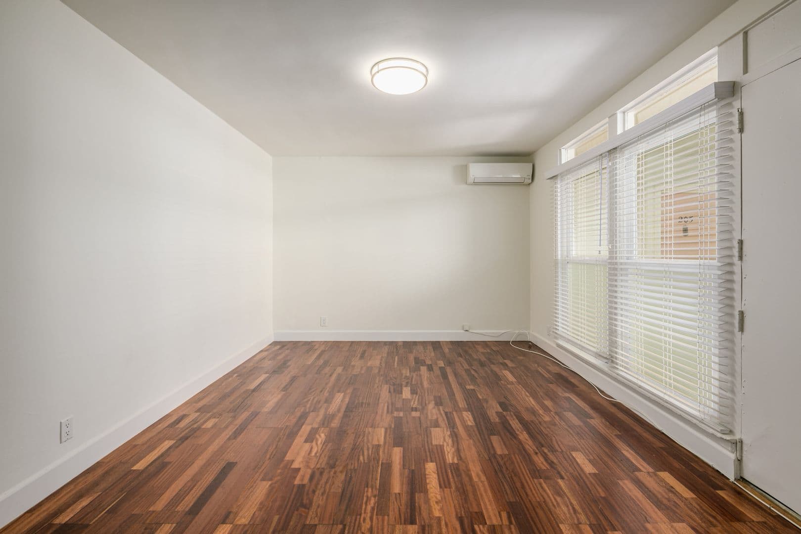Los Angeles Apartment: 6871 Franklin Ave