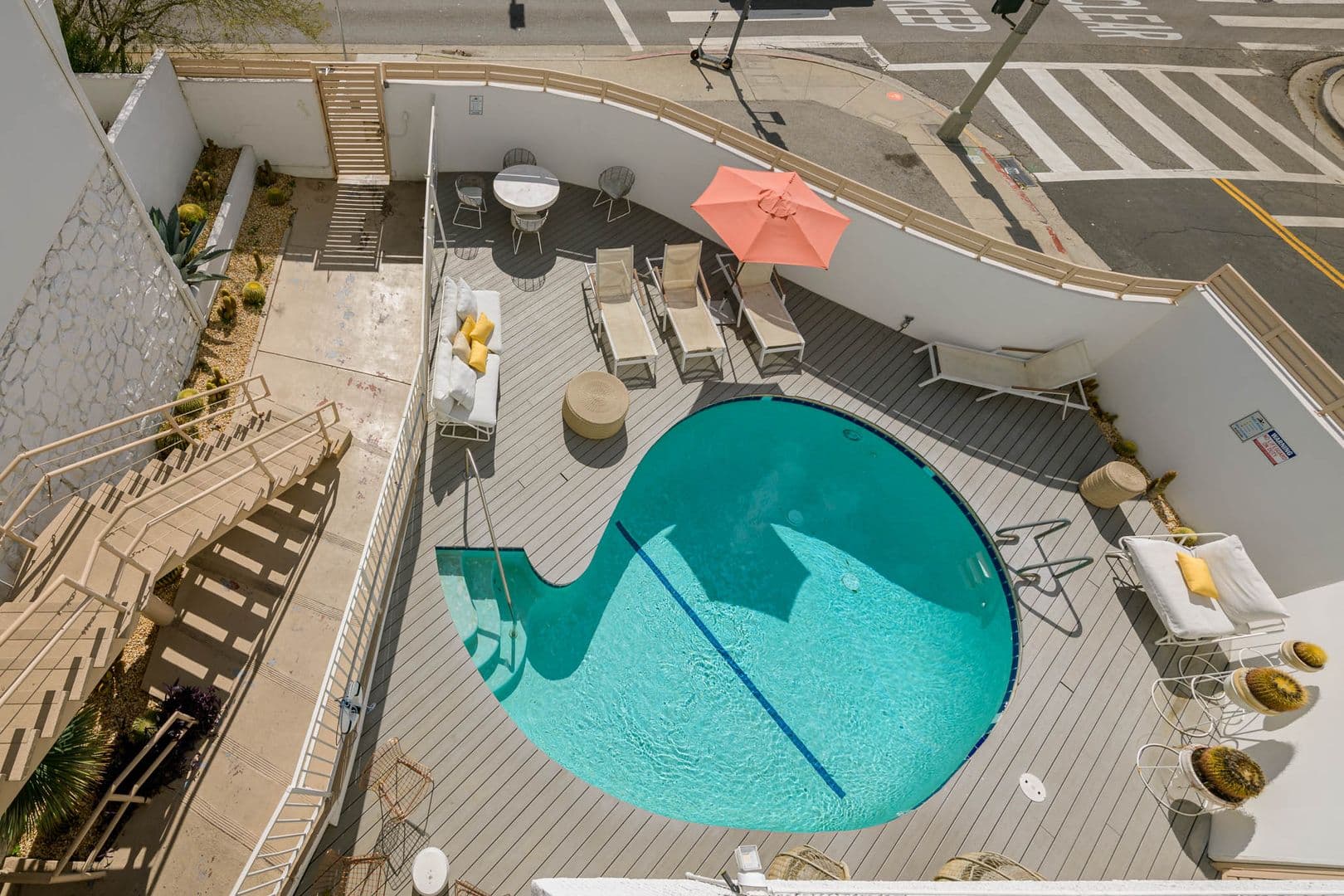 Los Angeles Apartment: 6871 Franklin Ave