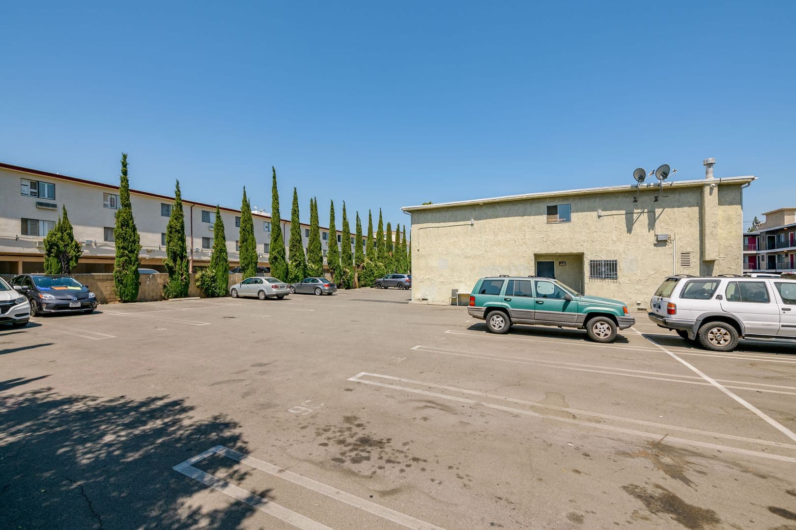 Van Nuys Apartment: 6861 Sepulveda Blvd