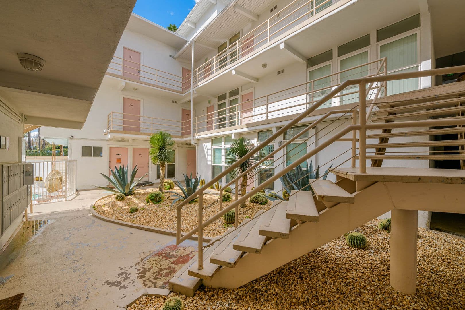 Los Angeles Apartment: 6871 Franklin Ave