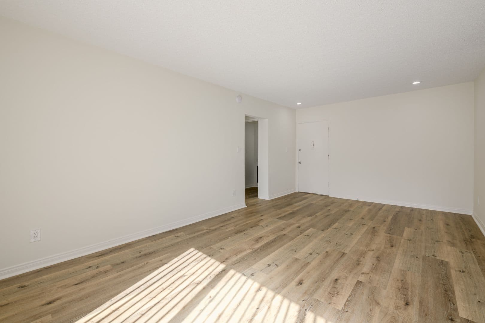 Los Angeles Apartment: 1847 Winona Blvd