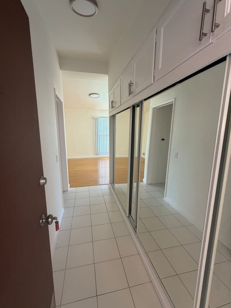 West Hollywood Apartment: 1326 N Flores Street