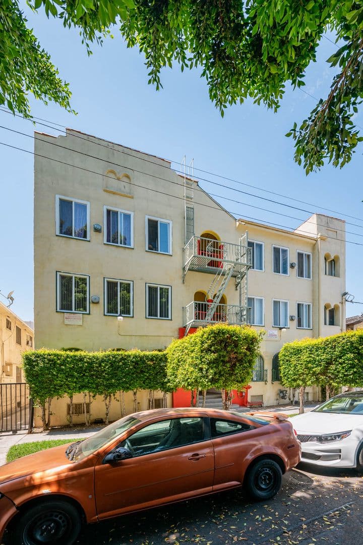 Los Angeles Apartment: 1623 N Mariposa Ave
