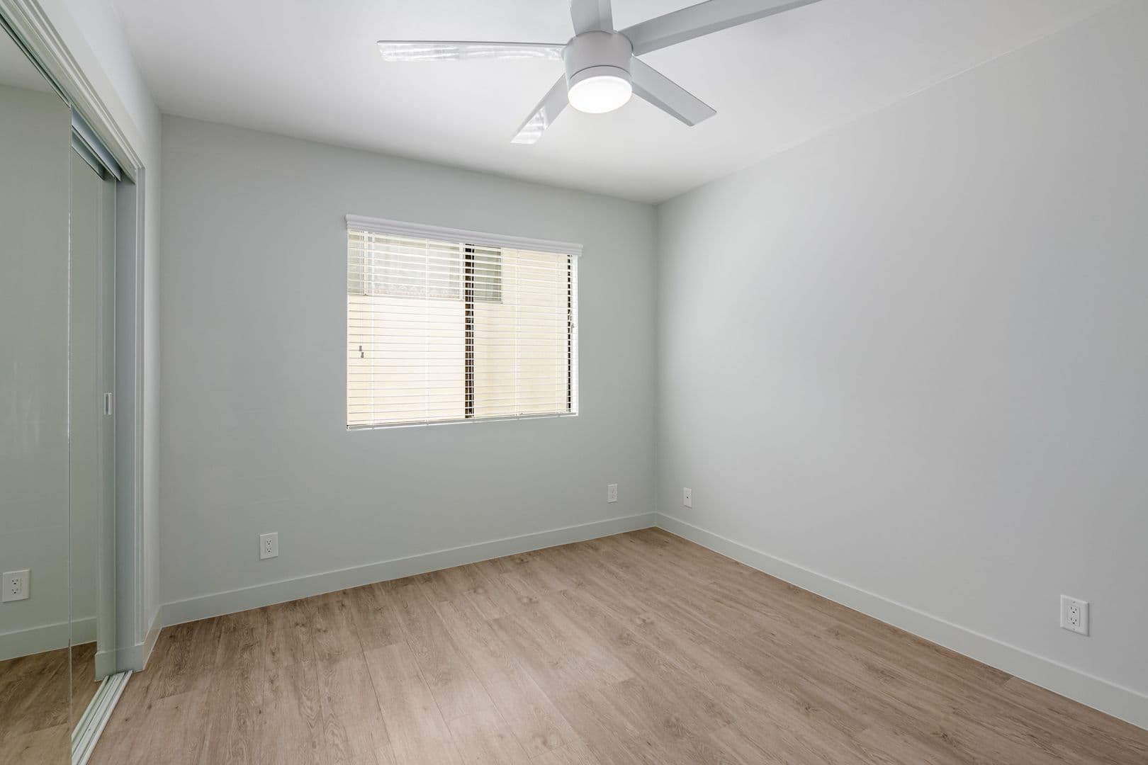Los Angeles Apartment: 1535 N Kenmore Ave